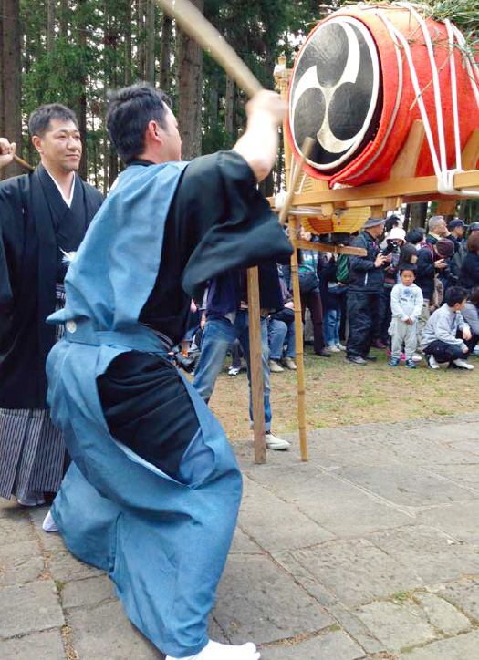 太鼓を打つ代表の相田忠明